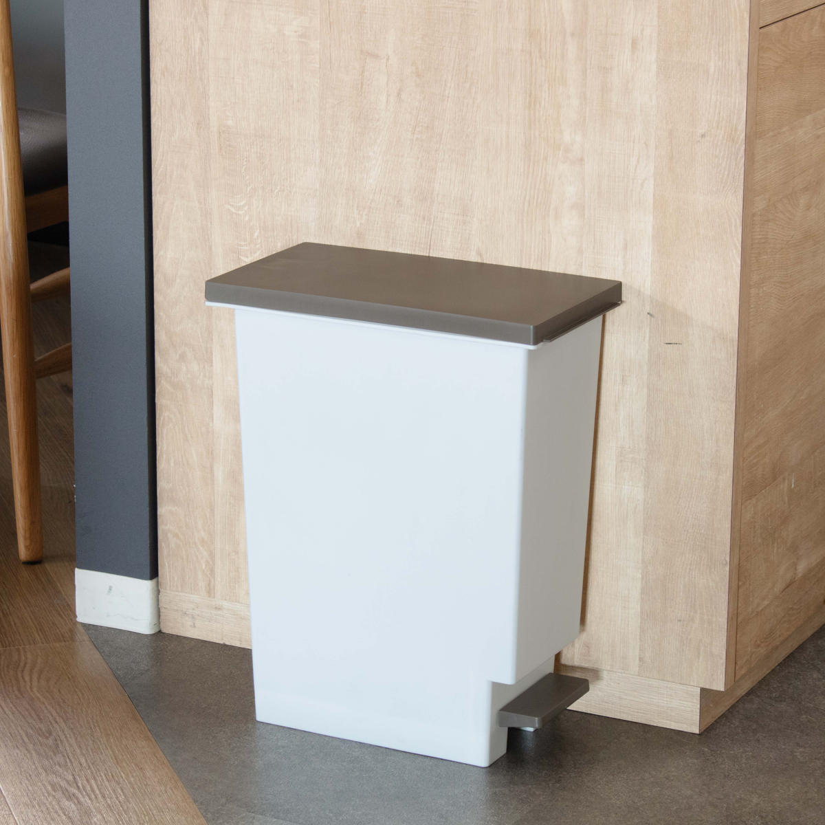 ゴミ箱 20L スリムペダル ふた付き ( ごみ箱 20リットル スリム ペダル キッチン 分別 ダストボックス 縦型 シンプル おしゃれ 分別ゴミ箱 蓋付き 屑入れ 屑箱 袋止め ペール 台所 リビング 部屋 子供 大容量 ペダル式 ) 【ブラウン】 ブラウン