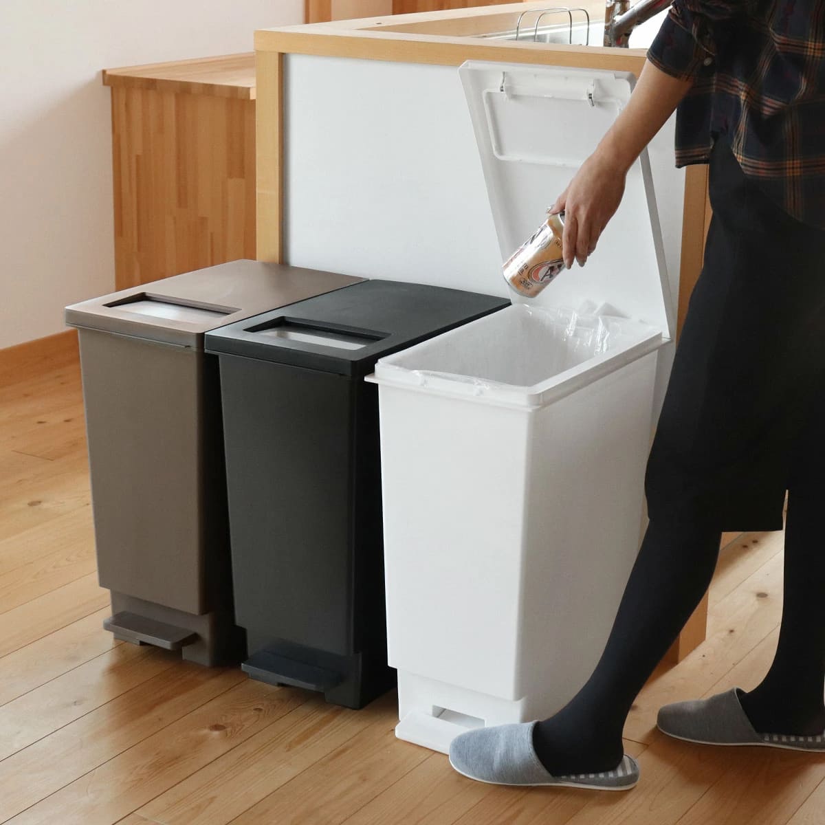 ゴミ箱 30L 同色3個セット ユニード プッシュ&ペダル ( 30リットル ふた付き 分別 キッチン ダストボックス スリム 分別ゴミ箱 棚下 カウンター下 縦型 角型 ペダルペール 蓋付き シンプル おしゃれ 小窓 ) 【ブラック】 ブラック