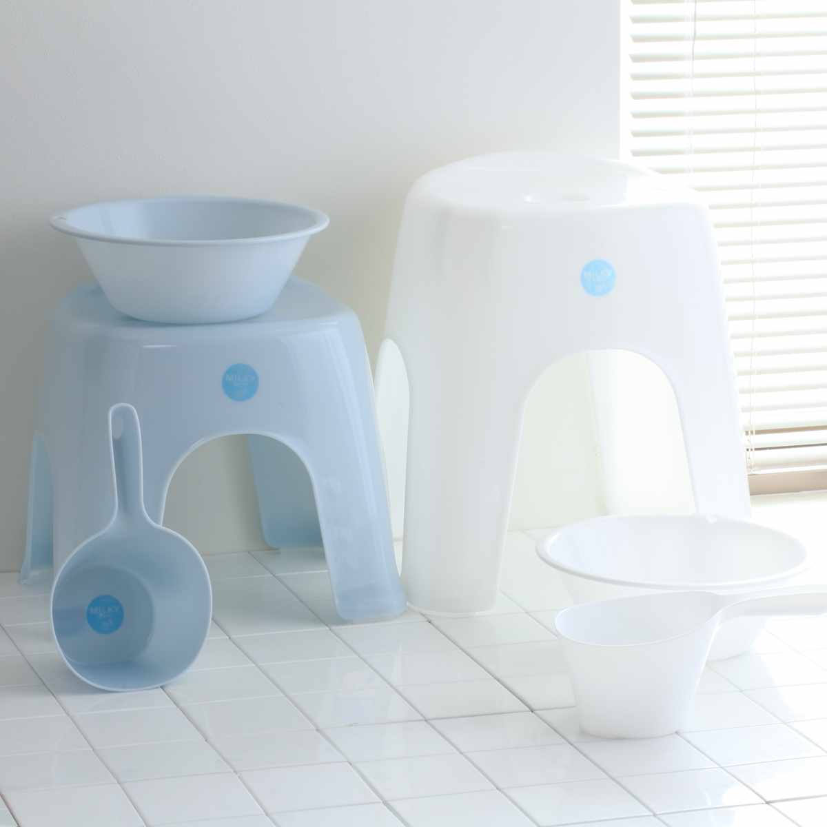 手桶 ミルキーバス 洗面器 ( 手おけ 風呂おけ 桶 抗菌 立てれる フック穴付き 日本製 バス用品 風呂桶 立てて収納 抗菌加工 ブルー ホワイト ) 【ブルー】 ブルー