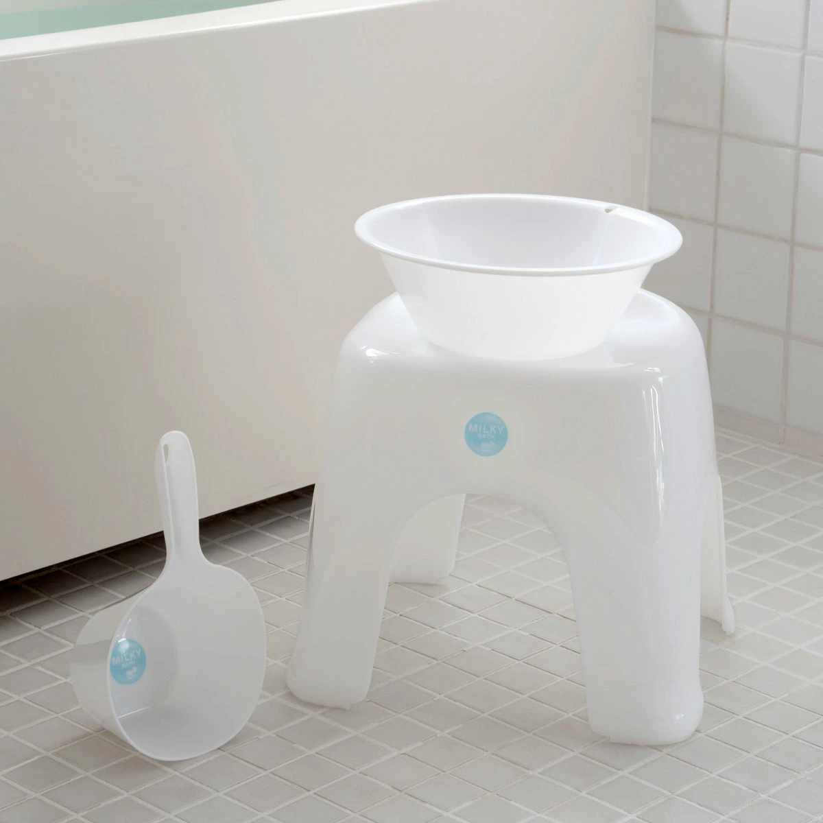 手桶 ミルキーバス 洗面器 ( 手おけ 風呂おけ 桶 抗菌 立てれる フック穴付き 日本製 バス用品 風呂桶 立てて収納 抗菌加工 ブルー ホワイト ) 【ブルー】 ブルー