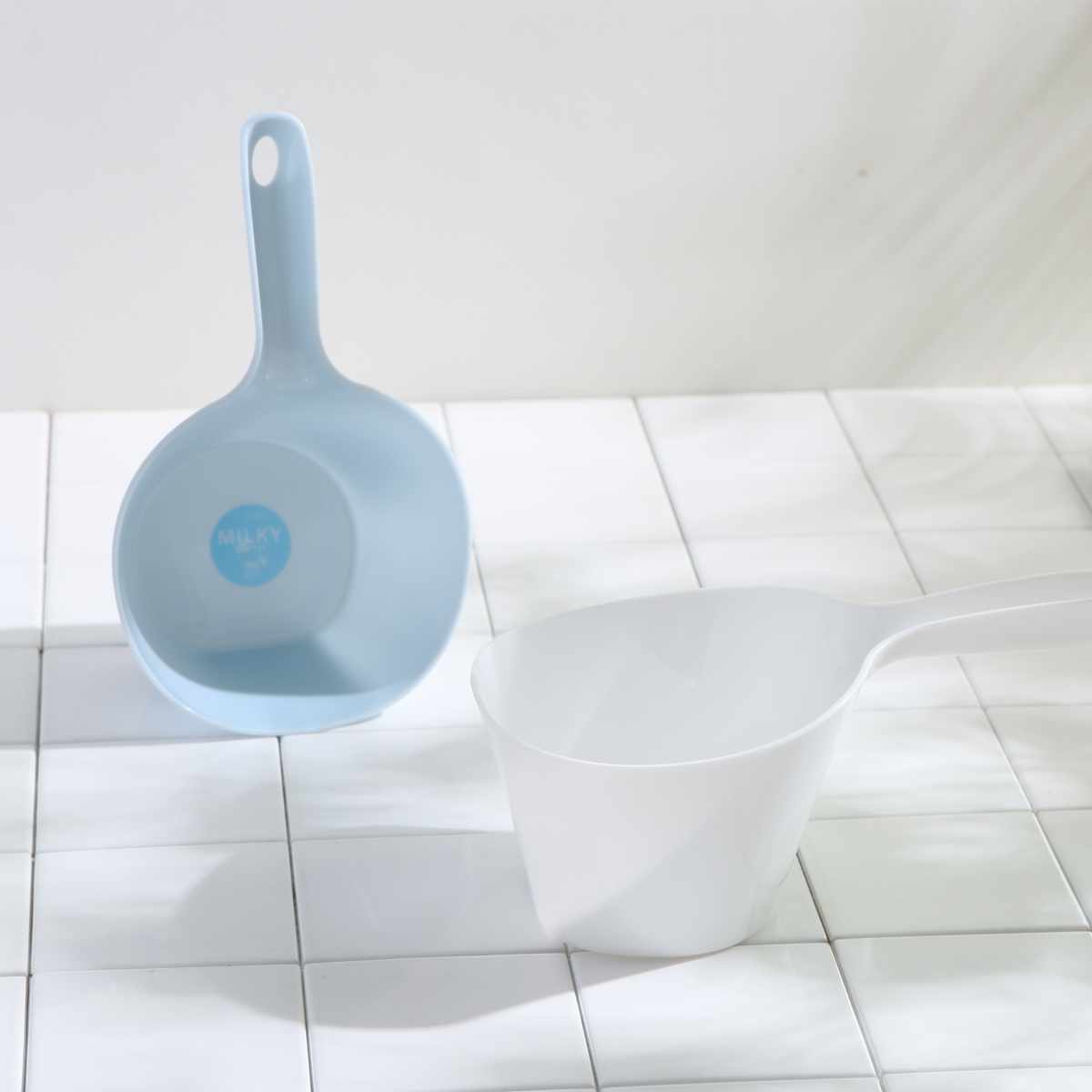 手桶 ミルキーバス 洗面器 ( 手おけ 風呂おけ 桶 抗菌 立てれる フック穴付き 日本製 バス用品 風呂桶 立てて収納 抗菌加工 ブルー ホワイト ) 【ブルー】 ブルー