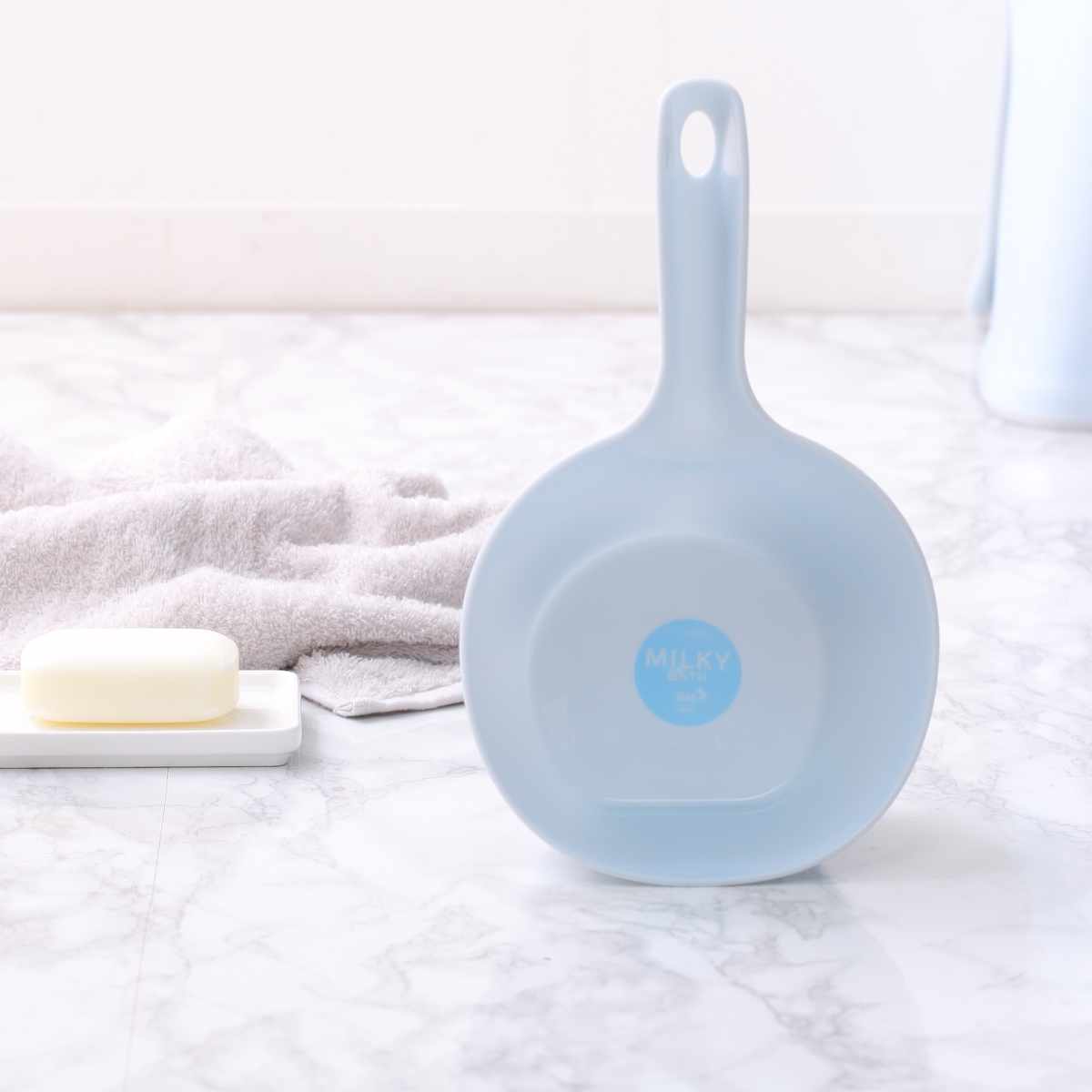 手桶 ミルキーバス 洗面器 ( 手おけ 風呂おけ 桶 抗菌 立てれる フック穴付き 日本製 バス用品 風呂桶 立てて収納 抗菌加工 ブルー ホワイト ) 【ブルー】 ブルー