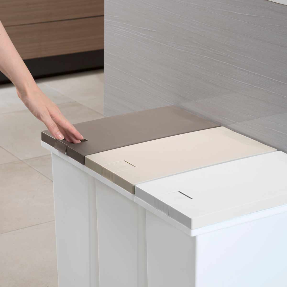 ゴミ箱 台座付タッチペール 3個セット 分別 ( ごみ箱 20L×3個 3分別 ワンタッチ 台座 ふた付き キッチン 角型 シンプル 可燃ゴミ ペットボトル 缶 ぶんべつ キャスター付き 袋止め付き )