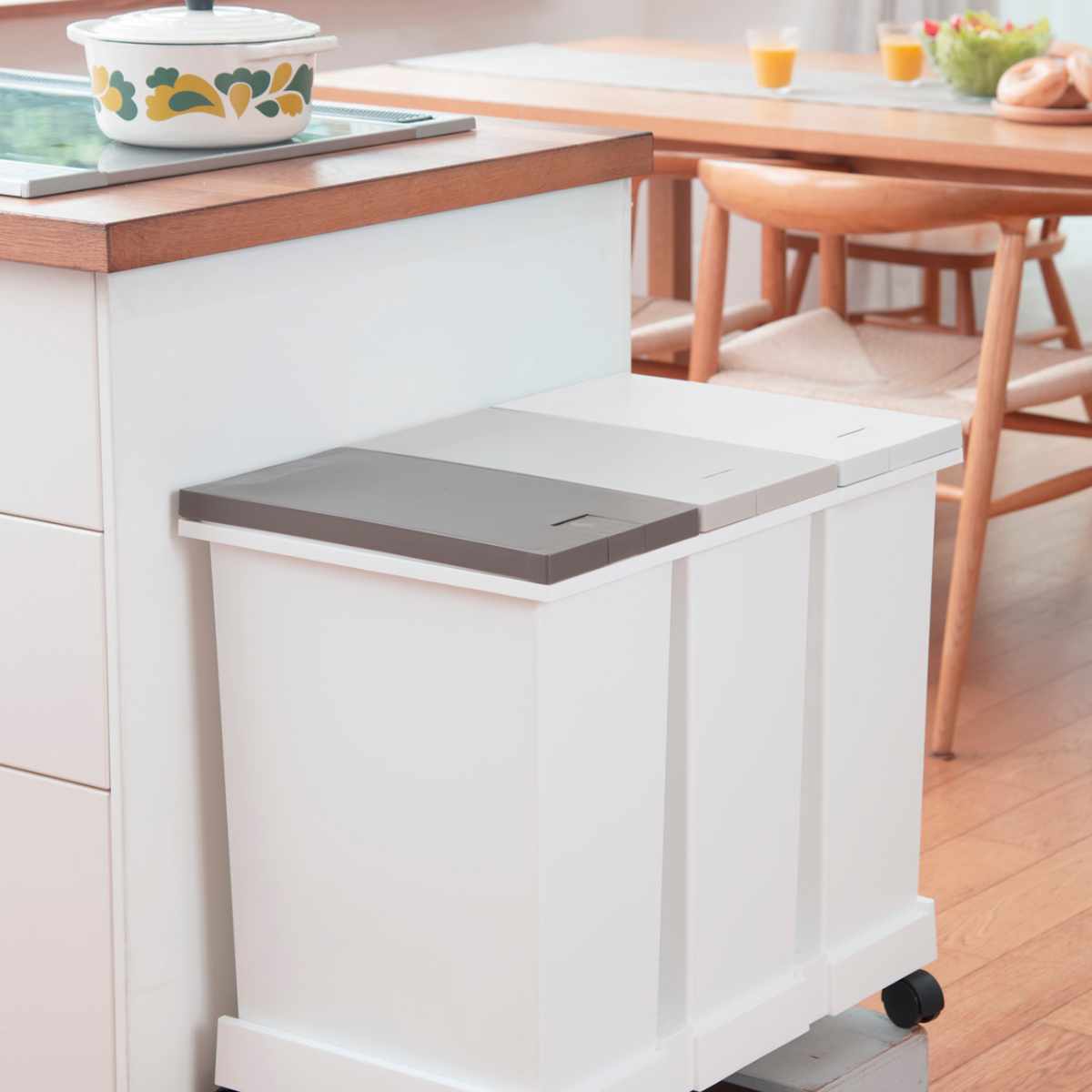 ゴミ箱 台座付タッチペール 3個セット 分別 ( ごみ箱 20L×3個 3分別 ワンタッチ 台座 ふた付き キッチン 角型 シンプル 可燃ゴミ ペットボトル 缶 ぶんべつ キャスター付き 袋止め付き )