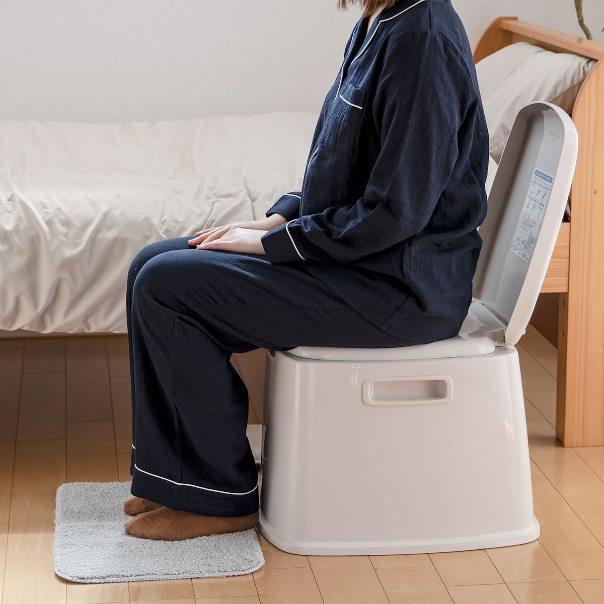 ポータブルトイレ S型 コンパクト バケツ付き 介護 ( 介護用トイレ 福祉 排泄関連用品 背もたれ 介護用 防災 非常用 簡易 トンボ TONBO バリアフリー )