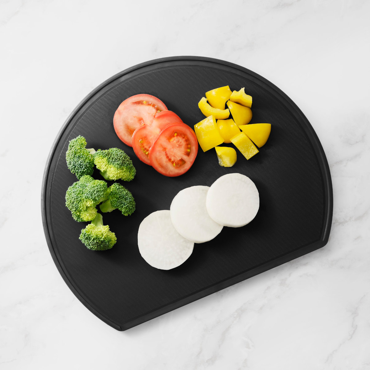 まな板 かまぼこ型 食洗機対応 日本製 軽い・見やすいまな板 ( 丸型 抗菌まな板 カッティングボード 俎板 抗菌加工 丸い 円形 溝付き 軽量 両面 耐熱 下ごしらえ ブラック 抗菌 清潔 キッチンツール )