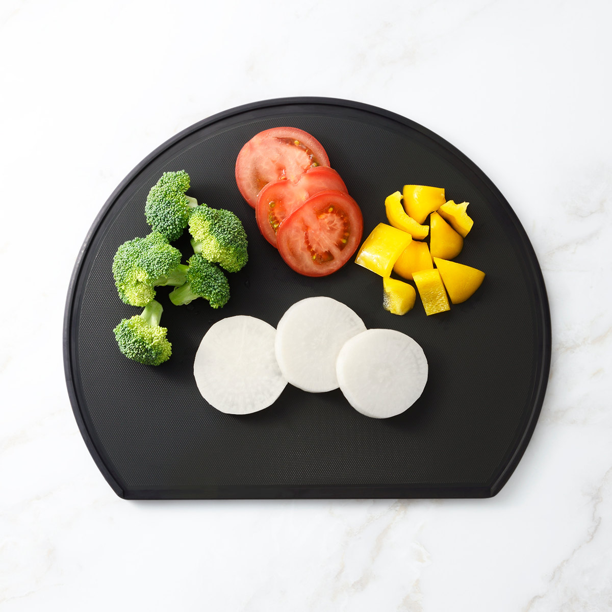 まな板 かまぼこ型 食洗機対応 日本製 軽い・見やすいまな板 ( 丸型 抗菌まな板 カッティングボード 俎板 抗菌加工 丸い 円形 溝付き 軽量 両面 耐熱 下ごしらえ ブラック 抗菌 清潔 キッチンツール )