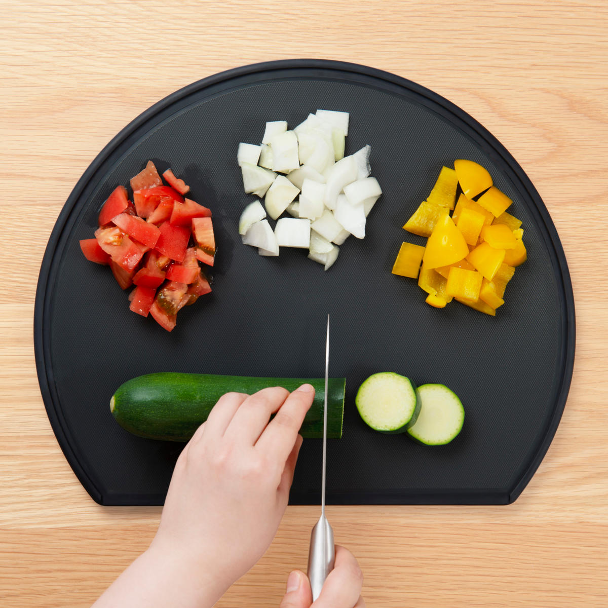 まな板 かまぼこ型 食洗機対応 日本製 軽い・見やすいまな板 ( 丸型 抗菌まな板 カッティングボード 俎板 抗菌加工 丸い 円形 溝付き 軽量 両面 耐熱 下ごしらえ ブラック 抗菌 清潔 キッチンツール )