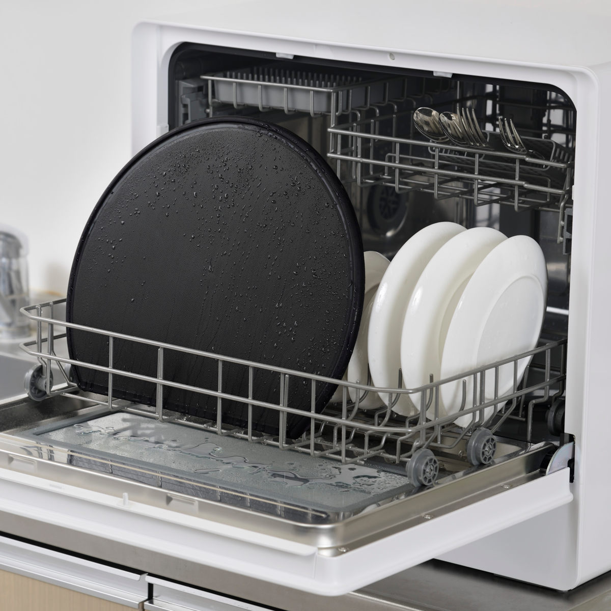 まな板 かまぼこ型 食洗機対応 日本製 軽い・見やすいまな板 ( 丸型 抗菌まな板 カッティングボード 俎板 抗菌加工 丸い 円形 溝付き 軽量 両面 耐熱 下ごしらえ ブラック 抗菌 清潔 キッチンツール )