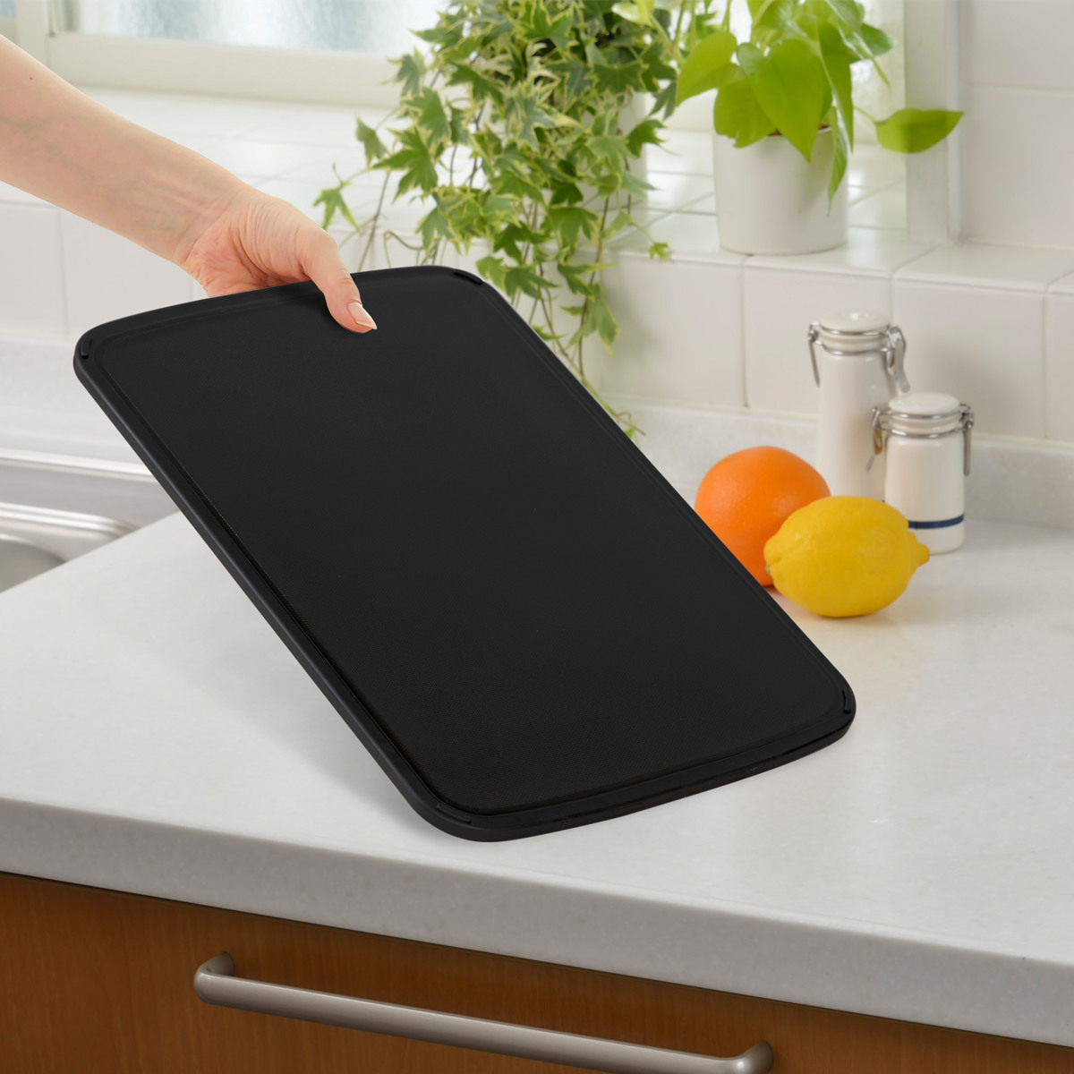 まな板 23×34cm 食洗機対応 日本製 軽い・見やすいまな板 ( 抗菌まな板 カッティングボード 俎板 抗菌加工 すべり止め付き 軽量 両面 耐熱 下ごしらえ ブラック 抗菌 清潔 キッチンツール )