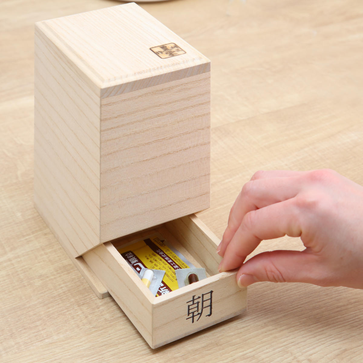 薬ケース 桐の薬入れ 無地 1日4回タイプ 1日分 桐製 ( 薬入れ お薬ケース 薬箱 引き出し くすりケース 収納 薬 くすり くすり箱 朝 昼 夜 就寝前 薬管理 粉薬 桐 木製 錠剤 ピルケース 飲み忘れ 間違え 防止 おしゃれ 和風 )