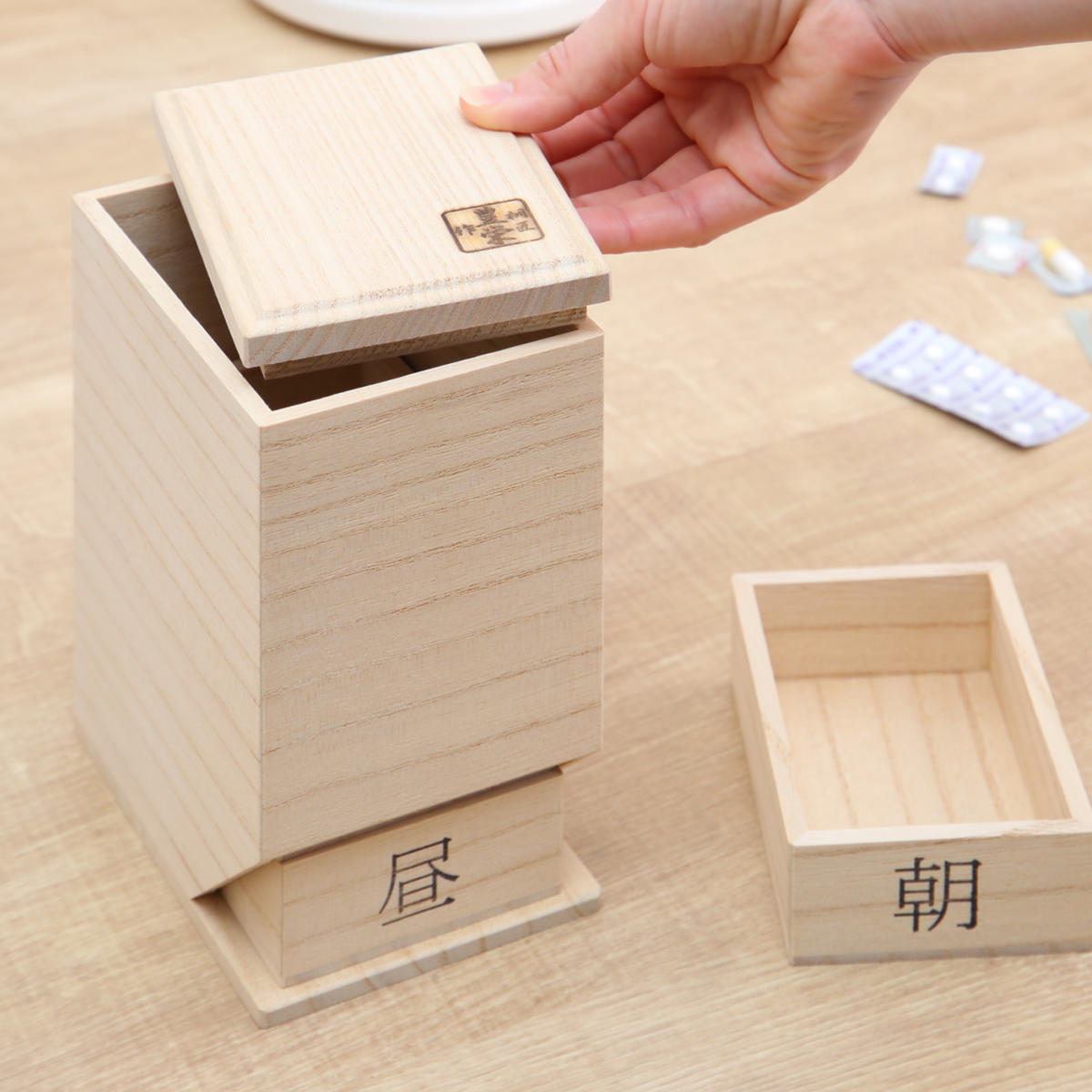 薬ケース 桐の薬入れ 無地 1日4回タイプ 1日分 桐製 ( 薬入れ お薬ケース 薬箱 引き出し くすりケース 収納 薬 くすり くすり箱 朝 昼 夜 就寝前 薬管理 粉薬 桐 木製 錠剤 ピルケース 飲み忘れ 間違え 防止 おしゃれ 和風 )