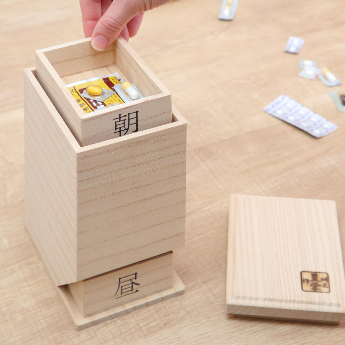 薬ケース 桐の薬入れ 無地 1日4回タイプ 1日分 桐製 ( 薬入れ お薬ケース 薬箱 引き出し くすりケース 収納 薬 くすり くすり箱 朝 昼 夜 就寝前 薬管理 粉薬 桐 木製 錠剤 ピルケース 飲み忘れ 間違え 防止 おしゃれ 和風 )