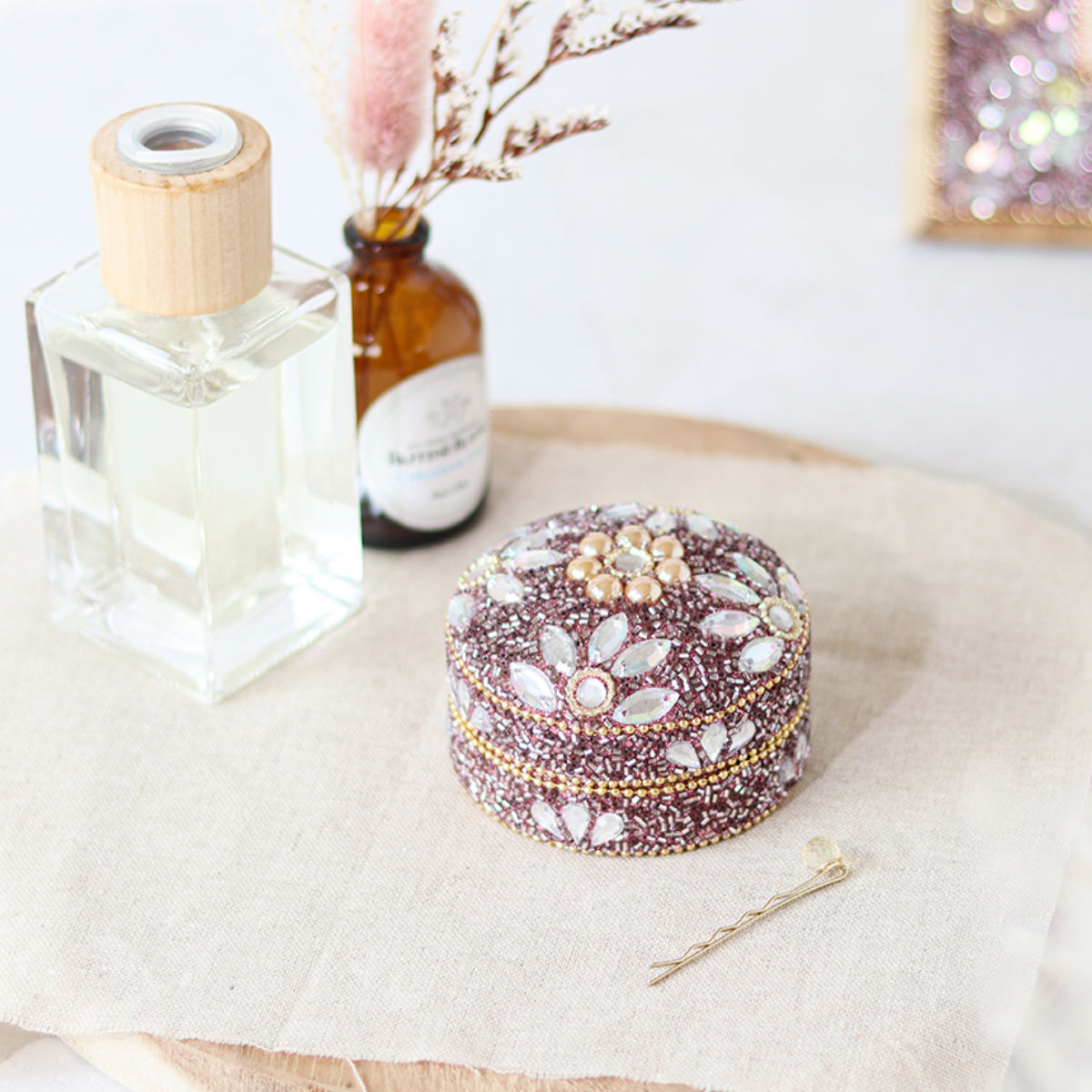 小物入れ ビーズラウンドボックス ふた付き 幅7.5×奥行7.5×高さ4.5cm ( 収納 収納ボックス ジュエリー アクセサリー ケース コンパクト アジアン雑貨 収納ケース アクセサリー収納 ディスプレイケース ビーズ 宝石箱 キラキラ ) 【ブルー】 ブルー