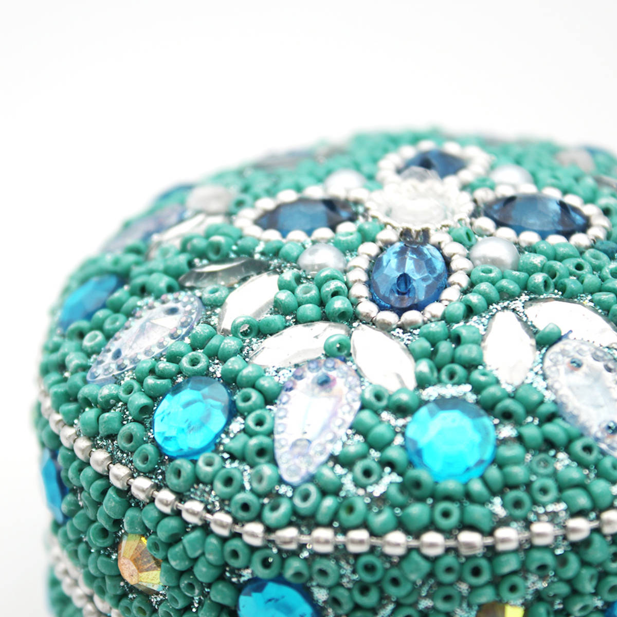 小物入れ ビーズラウンドボックス ふた付き 幅7.5×奥行7.5×高さ4.5cm ( 収納 収納ボックス ジュエリー アクセサリー ケース コンパクト アジアン雑貨 収納ケース アクセサリー収納 ディスプレイケース ビーズ 宝石箱 キラキラ ) 【ブルー】 ブルー