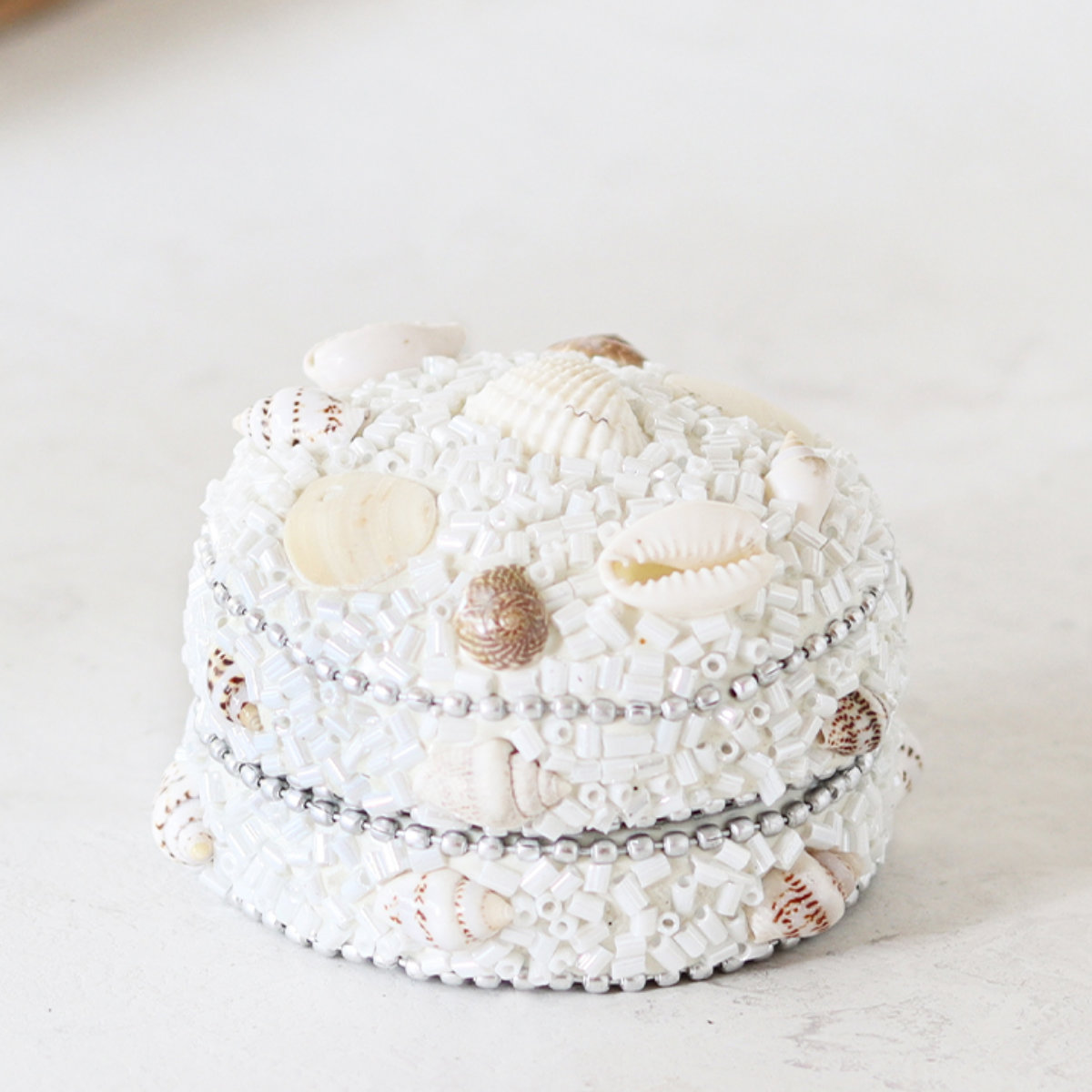 小物入れ ビーズラウンドボックス シェル S ふた付き 幅6×奥行6×高さ3.5cm （ 収納 収納ボックス ジュエリー アクセサリー ケース コンパクト アジアン雑貨 収納ケース アクセサリー収納 ディスプレイケース 貝殻 ビーズ ）