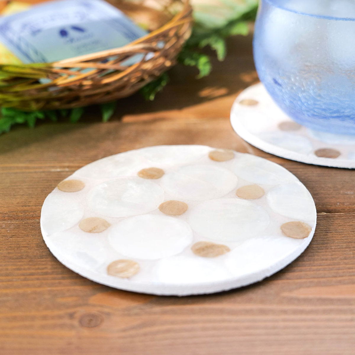 コースター 10cm シェルコースター ラウンド ブルーミックス ( コップ敷き グラスマット 茶托 茶たく 丸型 シェル 貝殻 自然素材 滑り止め付き グラス置き コップ置き おしゃれ インテリア ) 【ドットゴールド】 ドットゴールド