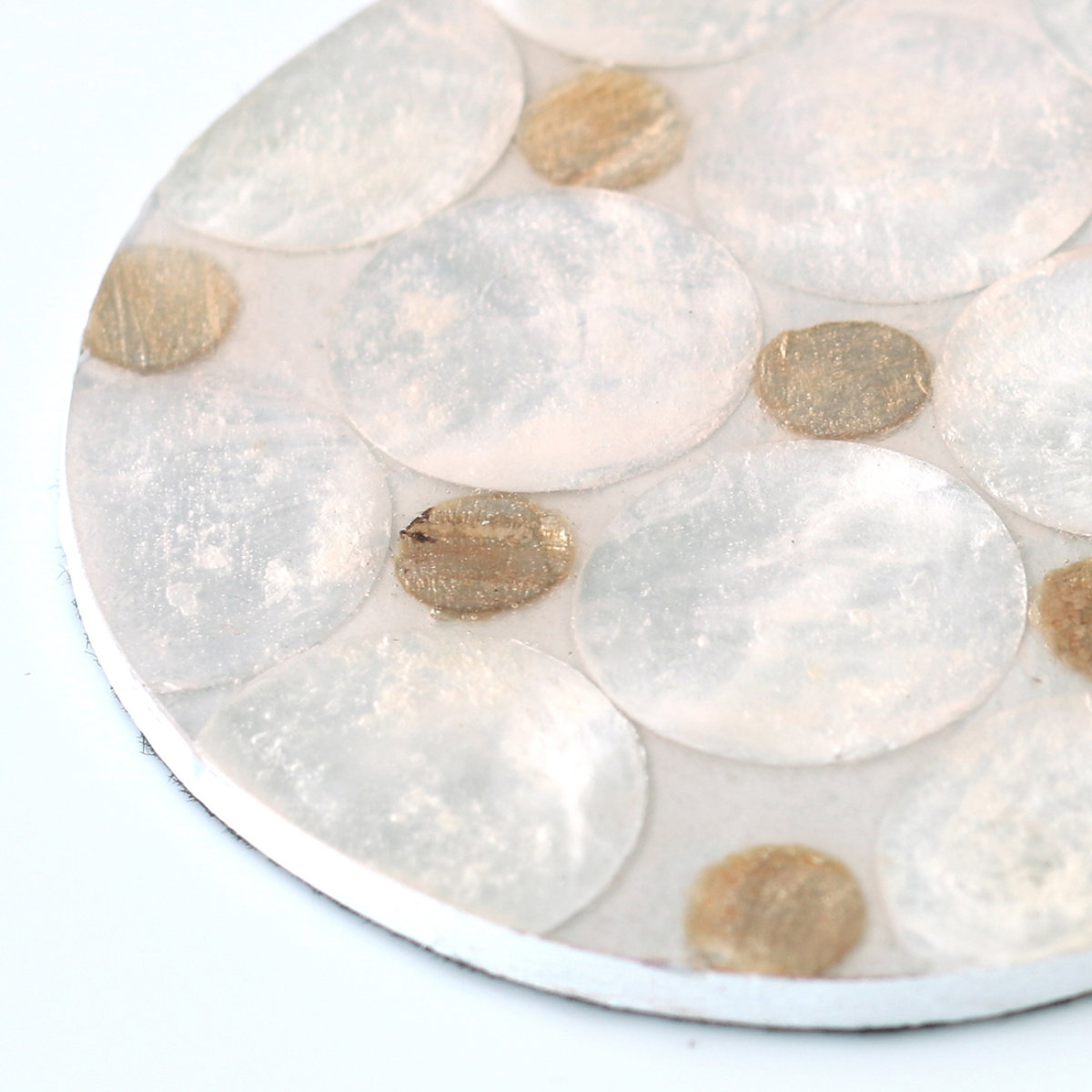 コースター 10cm シェルコースター ラウンド ブルーミックス ( コップ敷き グラスマット 茶托 茶たく 丸型 シェル 貝殻 自然素材 滑り止め付き グラス置き コップ置き おしゃれ インテリア ) 【ドットゴールド】 ドットゴールド