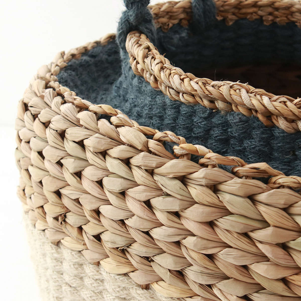 かご バスケット ジュート&シーグラス 持ち手付き ( カゴ 収納 小物収納 ジュート シーグラス ハンドメイド 籠 小物ケース 収納バスケット 麻 水草 ナチュラル 手編み 手作り )