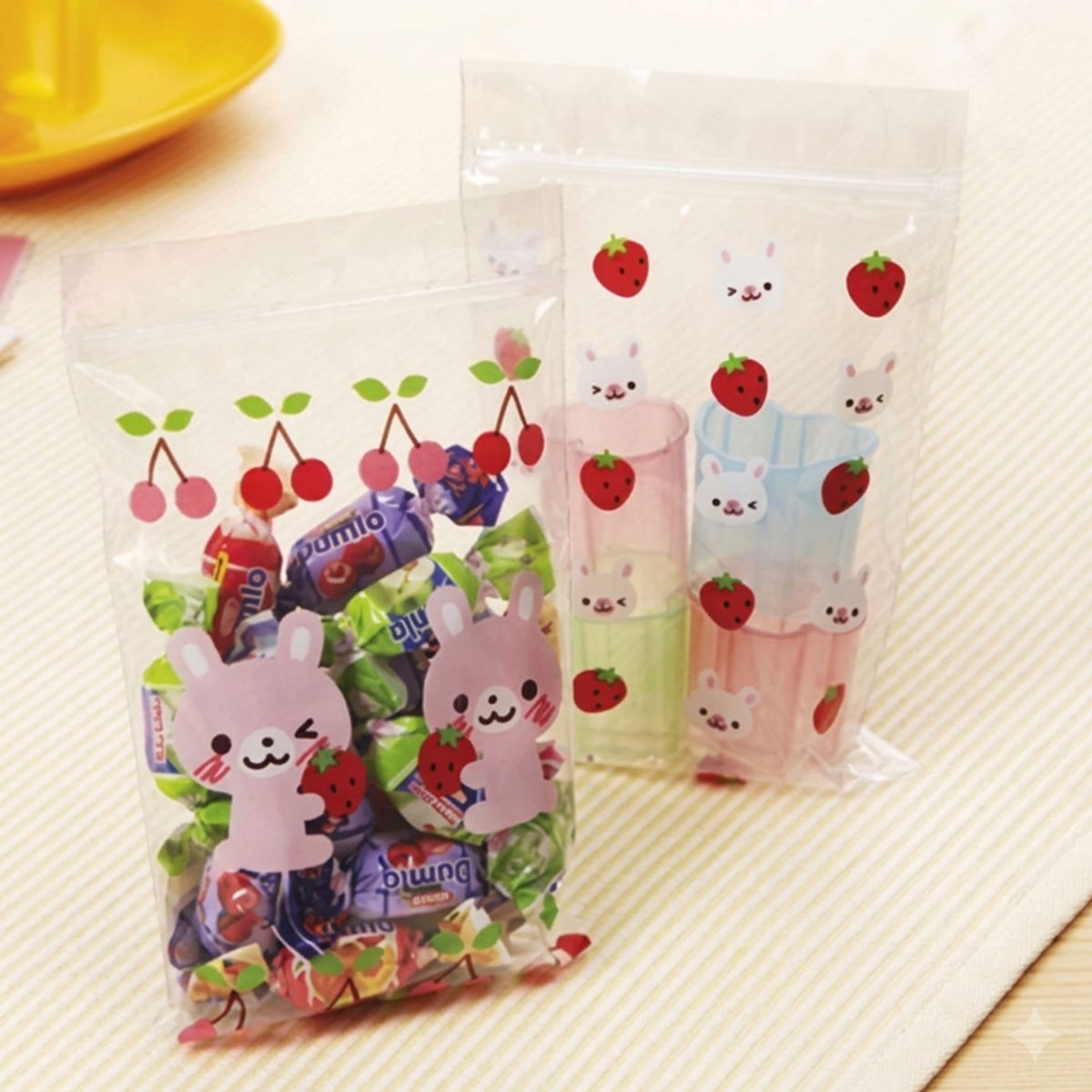 プリントチャック袋 うさぎ 8枚入り （ ビニール袋 チャック付き 保存用ポリ袋 小分け袋 チャック付き袋 ジッパー袋 小物入れ 持ち運び チャック付ビニール袋 チャック付ポリ袋 小袋 キッチン 旅行 ミニ かわいい ）