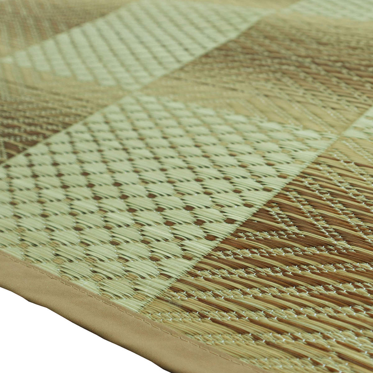 い草ラグ 江戸間 8畳 三条 348×348cm 紋織 花ござ ( い草マット い草カーペット カーペット ラグ ござ 天然素材 い草 抗菌力 防カビ性 消臭性 除湿 保湿 静音 静音性 防カビ 抗菌 空気清浄 リラックス マット ) 【グリーン】 グリーン