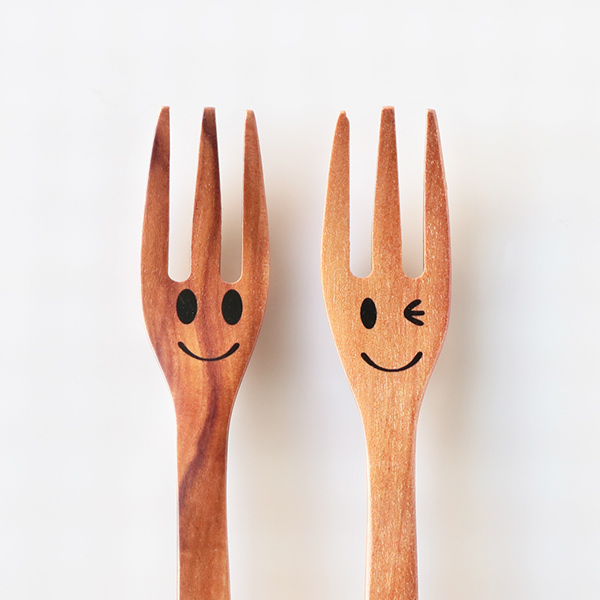 フォーク 15cm デザートフォーク ニコニコ&ウィンク 木製 サオ 籐芸 同柄5本セット ( ケーキフォーク スマイル ニコちゃん 顔 カトラリー ケーキ デザート 木 おしゃれ かわいい カフェ風 洋食器 木製食器 ) 【ニコニコ】 ニコニコ