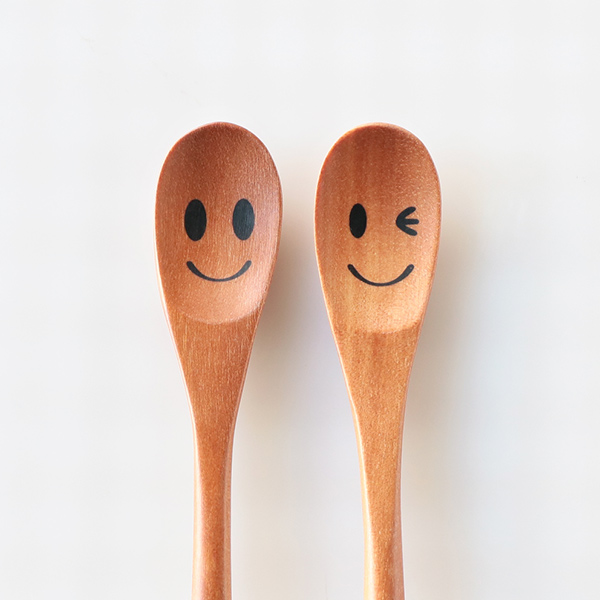 スプーン 14cm コーヒースプーン ニコニコ&ウィンク 木製 サオ 籐芸 ( ティースプーン スマイル ニコちゃん 顔 カトラリー フィーディングスプーン 木 おしゃれ かわいい カフェ風 洋食器 木製食器 ) 【ウインク】 ウインク