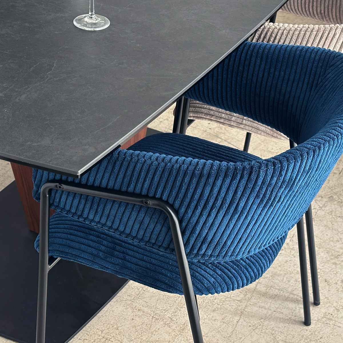 ダイニングチェア 座面高45cm コーデュロイ グリスチェア ( 肘付き ダイニング チェア アイアン脚 北欧 モダン シンプル スタイリッシュ ) 【ブルー】 ブルー