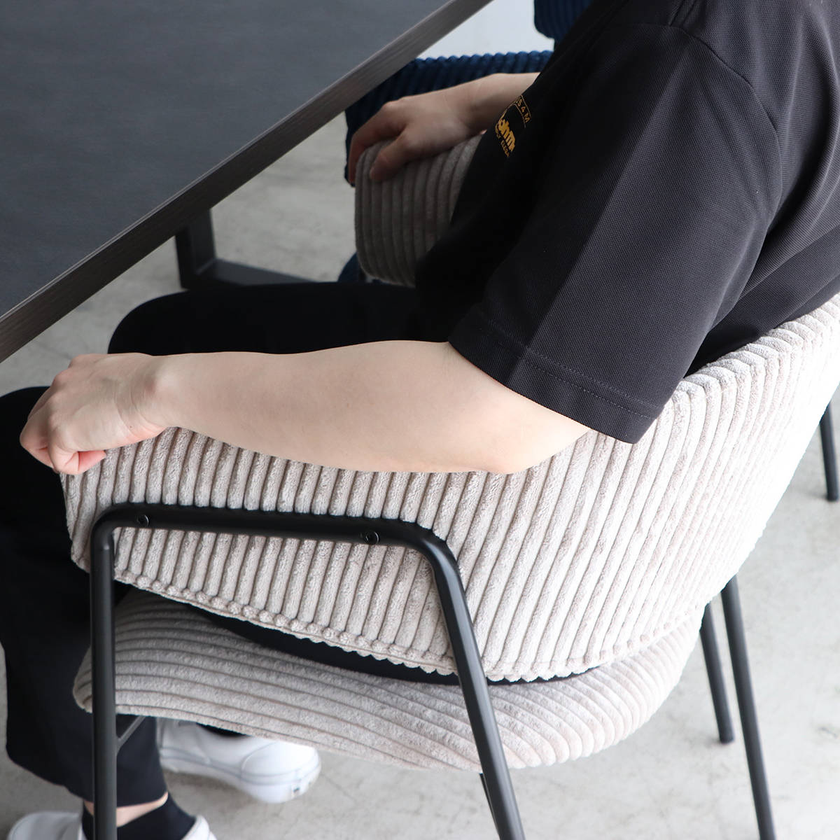 ダイニングチェア 座面高45cm コーデュロイ グリスチェア ( 肘付き ダイニング チェア アイアン脚 北欧 モダン シンプル スタイリッシュ ) 【ブルー】 ブルー