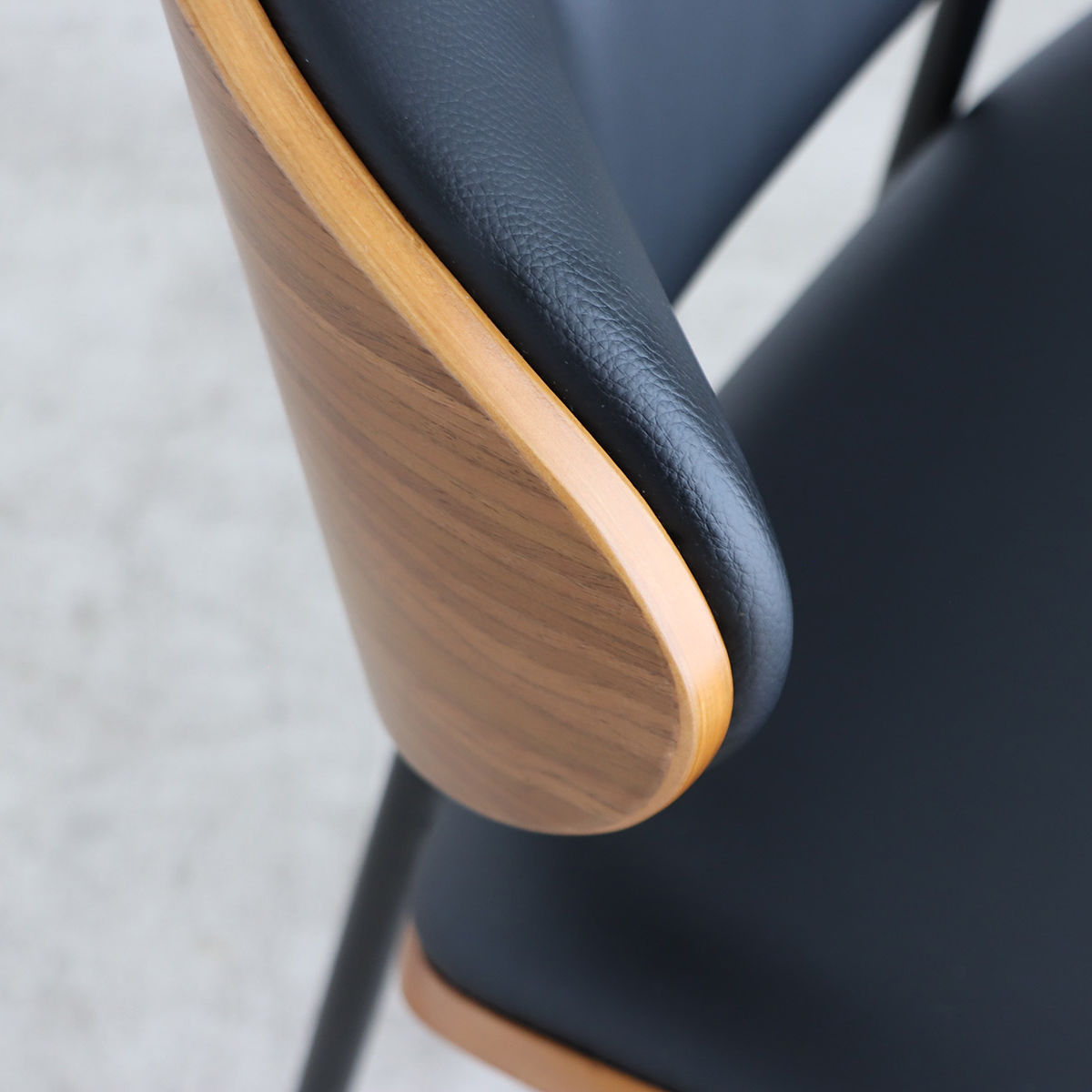 ダイニングチェア 座面高44cm ファブリック 合皮 キロ Dチェア ( 曲木 レザー調 ダイニング チェア 椅子 異素材 ビンテージ調 シンプル 高級感 ) 【ブラック】 ブラック