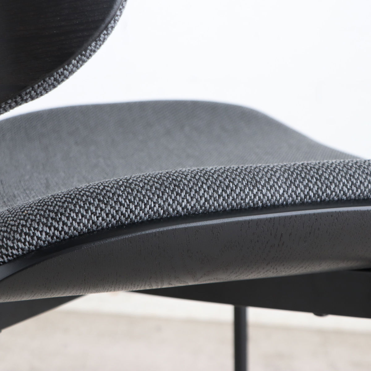 ダイニングチェア 座面高44cm ファブリック 合皮 キロ Dチェア ( 曲木 レザー調 ダイニング チェア 椅子 異素材 ビンテージ調 シンプル 高級感 ) 【ブラック】 ブラック