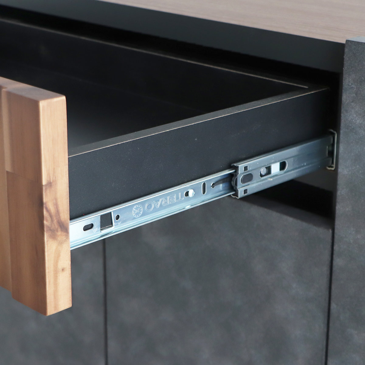 サイドボード 幅118.8cm コンクリート調 アカシア材 モダンデザイン ( ラック 棚 リビング収納 ディスプレイ リビングボード 家具 可動棚 モルタル調 スタイリッシュ )