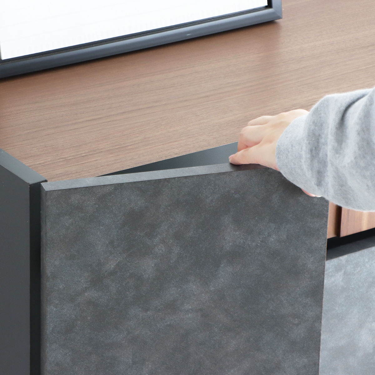 サイドボード 幅118.8cm コンクリート調 アカシア材 モダンデザイン ( ラック 棚 リビング収納 ディスプレイ リビングボード 家具 可動棚 モルタル調 スタイリッシュ )