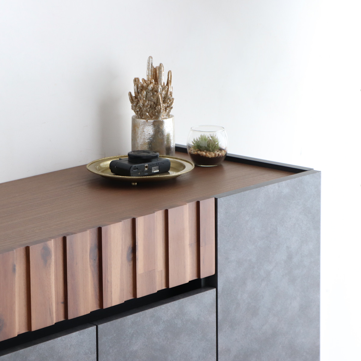 サイドボード 幅89.4cm コンクリート調 アカシア材 モダンデザイン ( ラック 棚 リビング収納 ディスプレイ リビングボード 家具 可動棚 モルタル調 スタイリッシュ )