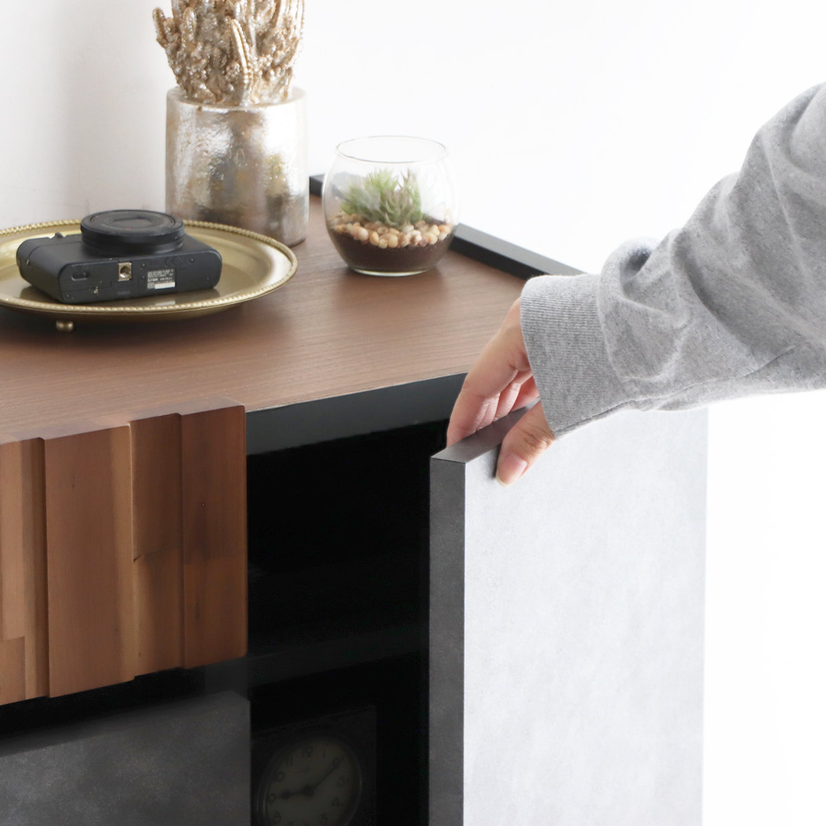 サイドボード 幅89.4cm コンクリート調 アカシア材 モダンデザイン ( ラック 棚 リビング収納 ディスプレイ リビングボード 家具 可動棚 モルタル調 スタイリッシュ )