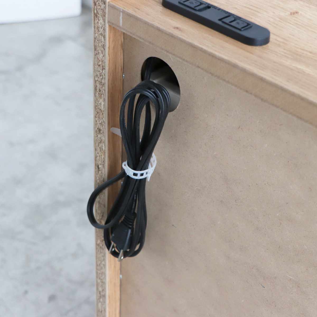 リビングボード 幅75cm 完成品 日本製 木目調 2口コンセント付 フルスライドレール ( 収納 洋服 衣類収納 脚付き テレビ台 チェスト 3段 棚 引き出し プリンター収納 デッキ収納 )