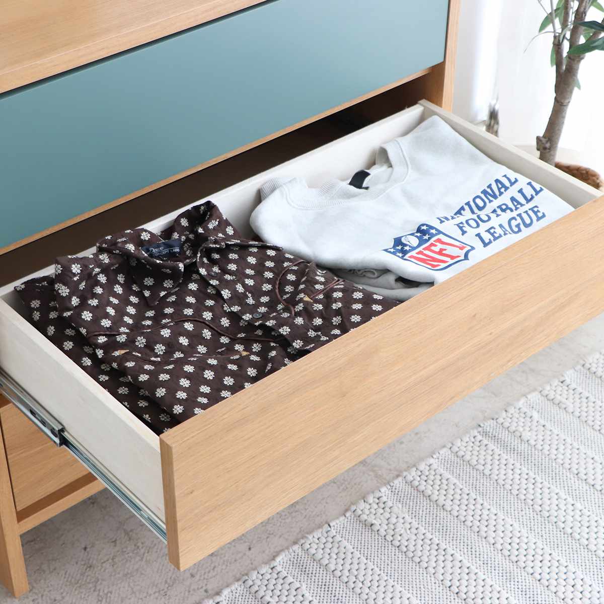 リビングボード 幅75cm 完成品 日本製 木目調 2口コンセント付 フルスライドレール ( 収納 洋服 衣類収納 脚付き テレビ台 チェスト 3段 棚 引き出し プリンター収納 デッキ収納 )