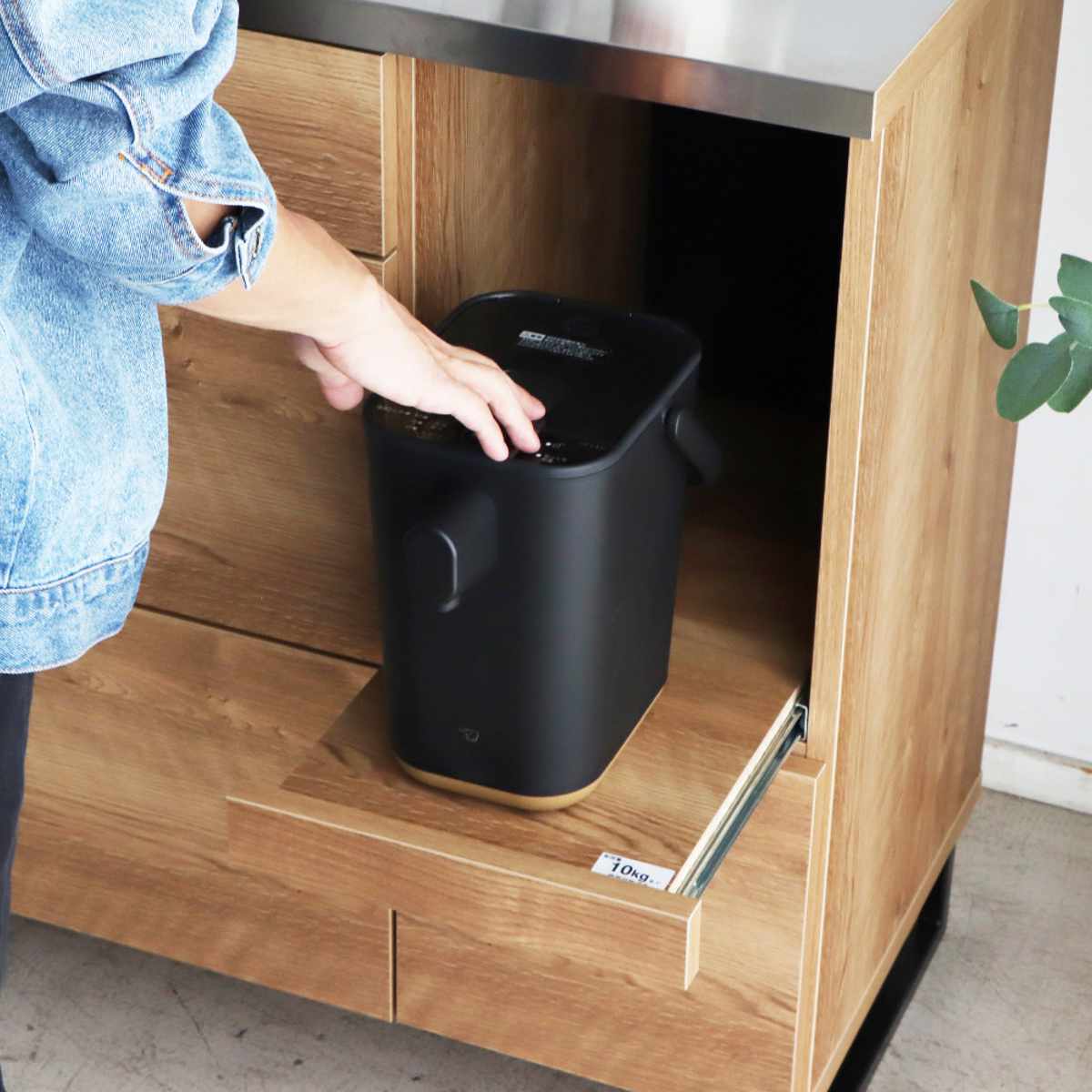 キッチンカウンター 幅104.7cm ステンレス 天板 木目調 日本製 完成品 ( スライド棚 家電収納 キッチン収納 引き出し 3段 脚付き フルスライドレール 木目 炊飯器 電気ポット 引出 ステンレス天板 作業台 コード穴 )