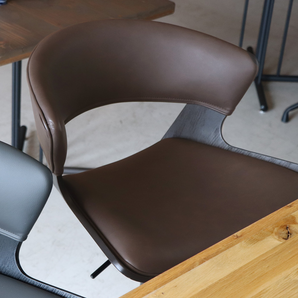 カウンターチェア 回転 昇降式 木目調 フットレスト付き バーチェア LCI ( バー スツール チェア 椅子 イス 無段階 高さ調節 フットレスト レザー調 日本製 背もたれ付き ウレタン 回転椅子 キッチン ダイニング カウンター ) 【ブラウン】 ブラウン