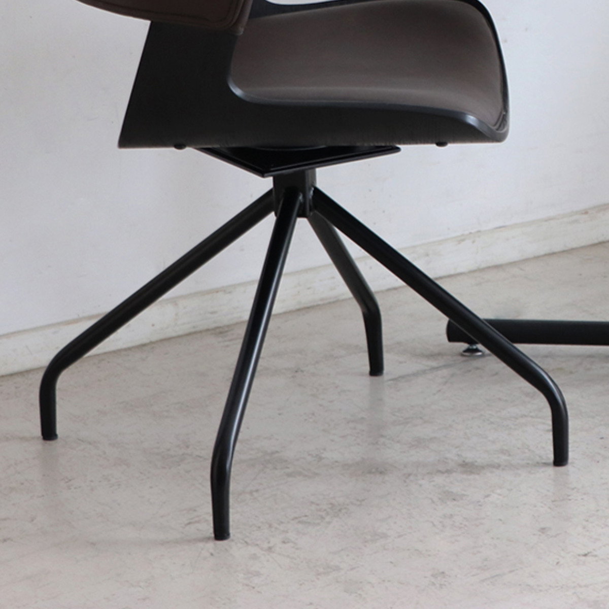 ダイニングチェア 座面高43cm 回転 ラウンドチェア ルシア ( チェア ダイニング イス レザー調 食卓椅子 ウレタン 木目調 スチール アームレス 椅子 チェアー いす 食卓 リビング リビングチェア 回転椅子 ) 【ブラウン】 ブラウン