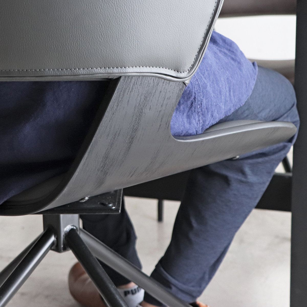 ダイニングチェア 座面高43cm 回転 ラウンドチェア ルシア ( チェア ダイニング イス レザー調 食卓椅子 ウレタン 木目調 スチール アームレス 椅子 チェアー いす 食卓 リビング リビングチェア 回転椅子 ) 【ブラウン】 ブラウン