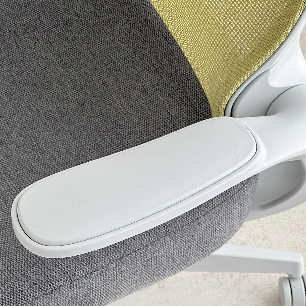 オフィスチェア 座面高43~50.5cm 肘掛け付き メッシュ グレッタ ( ワークチェア パソコンチェア ハイバック 肘掛け 跳ね上げ式 デスクチェア 座面 高さ調節 キャスター付き チェア イス オフィス 仕事 ) 【イエロー】 イエロー