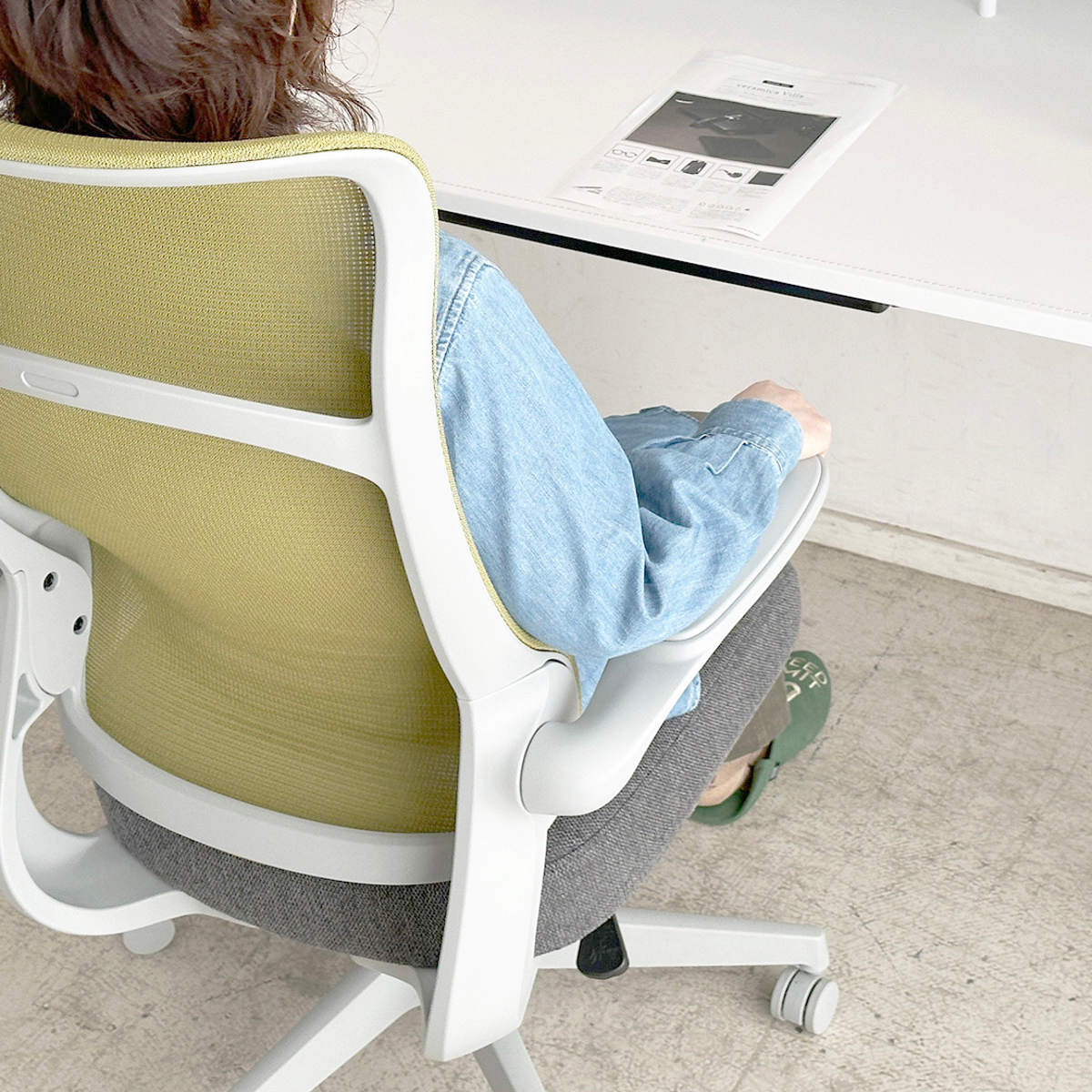 オフィスチェア 座面高43~50.5cm 肘掛け付き メッシュ グレッタ ( ワークチェア パソコンチェア ハイバック 肘掛け 跳ね上げ式 デスクチェア 座面 高さ調節 キャスター付き チェア イス オフィス 仕事 ) 【イエロー】 イエロー