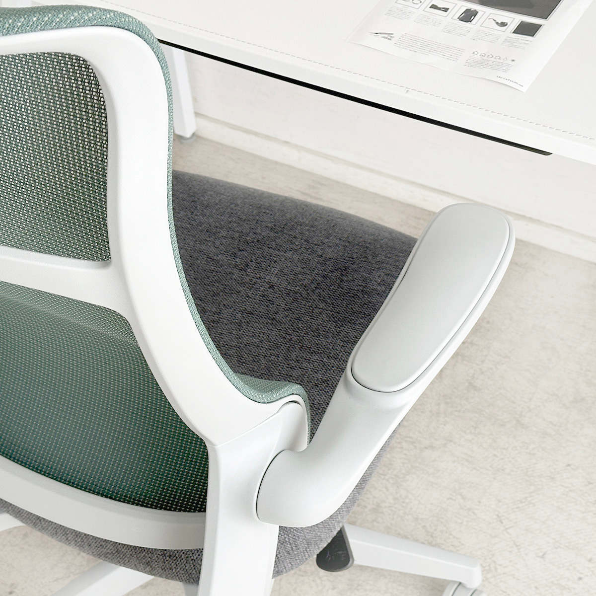 オフィスチェア 座面高43~50.5cm 肘掛け付き メッシュ グレッタ ( ワークチェア パソコンチェア ハイバック 肘掛け 跳ね上げ式 デスクチェア 座面 高さ調節 キャスター付き チェア イス オフィス 仕事 ) 【イエロー】 イエロー