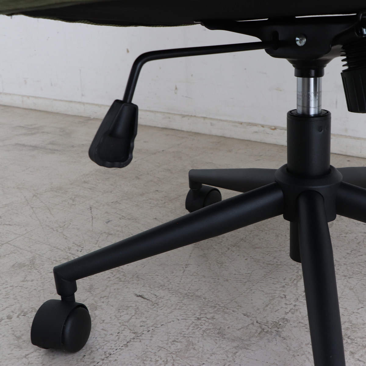 オフィスチェア 座面高43~50.5cm 回転 昇降式 ウォルク コーデュロイ ( ワークチェア パソコンチェア 高さ調節 座面 広め 肘掛け キャスター付き デスクチェア チェア イス オフィス 仕事 在宅 チェアー 椅子 いす ) 【グリーン】 グリーン