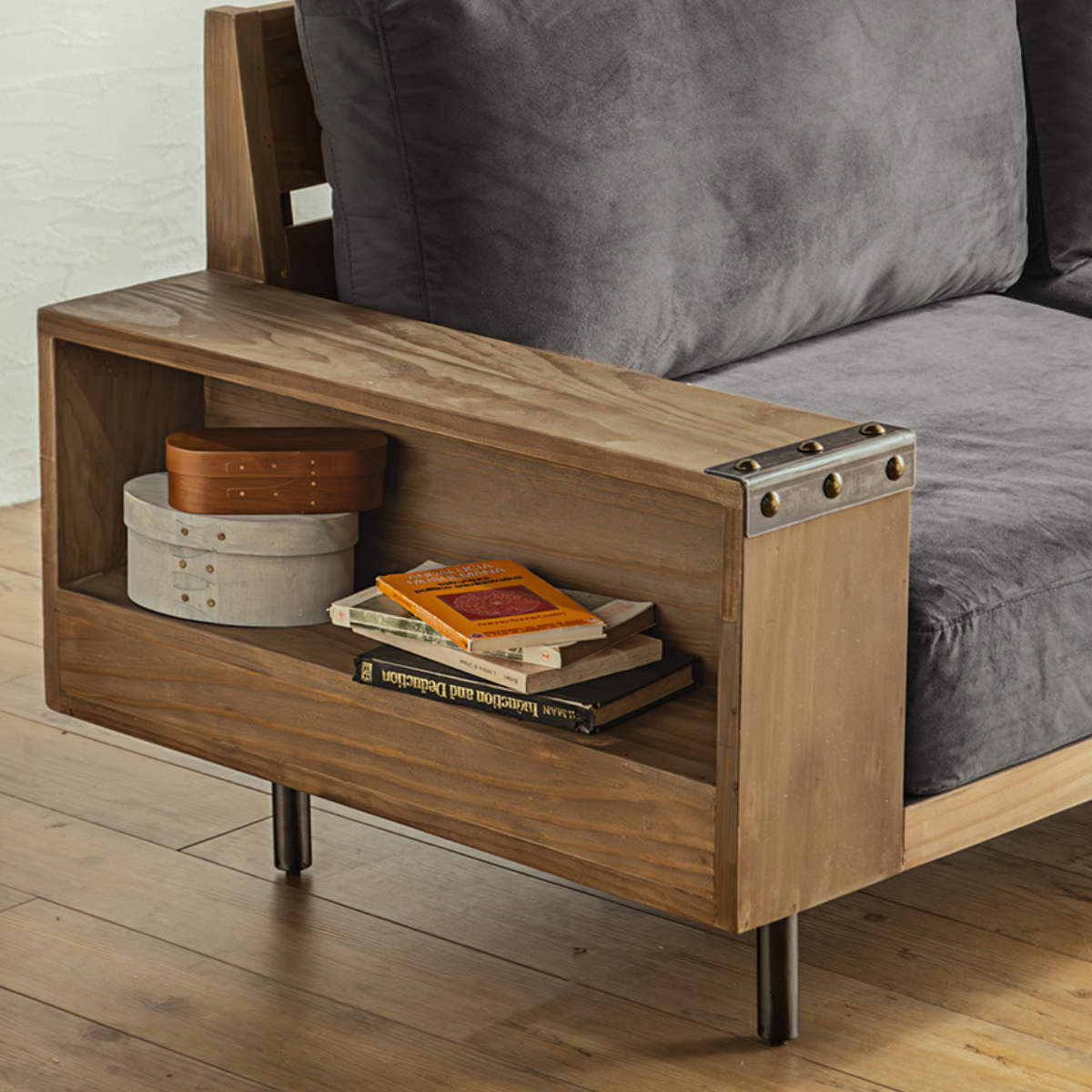 ソファ 幅230cm 3人掛け ジーク ラック付き ( リビングソファ 木製フレーム ソファー 完成品 木製 天然木 ヴィンテージ調 肘掛け サイド収納 棚付き ファブリック スチール脚 耐荷重100kg 丈夫 sofa ) 【ブラウン】 ブラウン