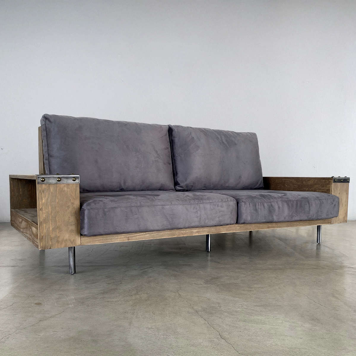 ソファ 幅230cm 3人掛け ジーク ラック付き ( リビングソファ 木製フレーム ソファー 完成品 木製 天然木 ヴィンテージ調 肘掛け サイド収納 棚付き ファブリック スチール脚 耐荷重100kg 丈夫 sofa ) 【ブラウン】 ブラウン