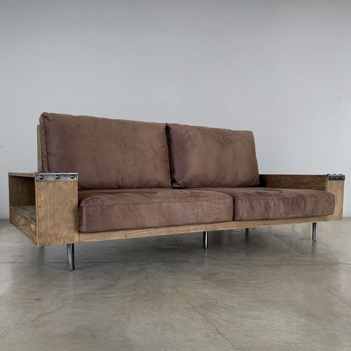 ソファ 幅230cm 3人掛け ジーク ラック付き ( リビングソファ 木製フレーム ソファー 完成品 木製 天然木 ヴィンテージ調 肘掛け サイド収納 棚付き ファブリック スチール脚 耐荷重100kg 丈夫 sofa ) 【ブラウン】 ブラウン