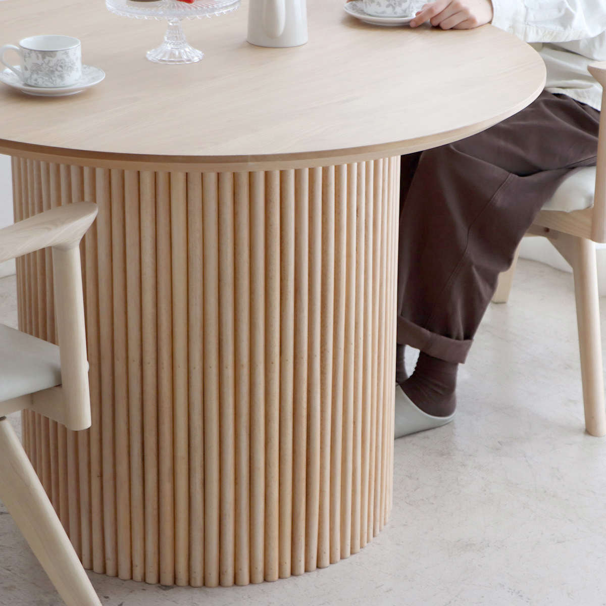 円形テーブル 幅100cm ロペス ダイニングテーブル ( テーブル 食卓テーブル 丸 机 木製 天然木 ダイニング 食卓 2~4人 円型 1本脚 リビングテーブル 木製テーブル ウッドテーブル 丸テーブル ) 【シャビーナチュラル】 シャビーナチュラル