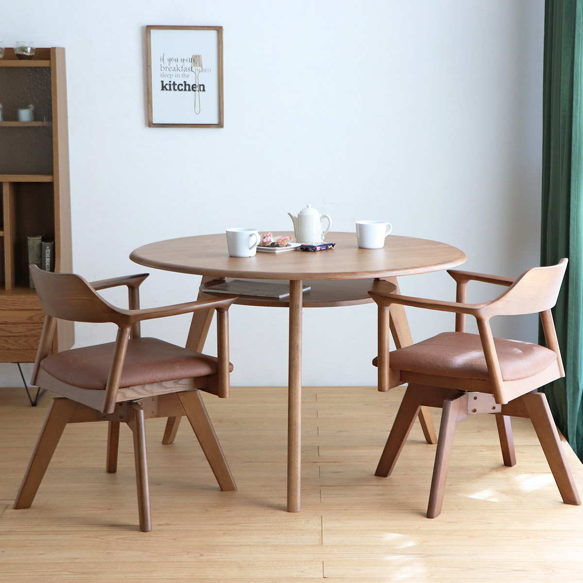 ダイニングテーブル直径110cm 円形 木製 リガラ 3本脚 ( テーブル 食卓テーブル 丸 机 円型 3人 ダイニング 食卓 天然木 オーク 木製テーブル 棚付き 棚板 収納 ウッドテーブル 丸テーブル 円卓 )